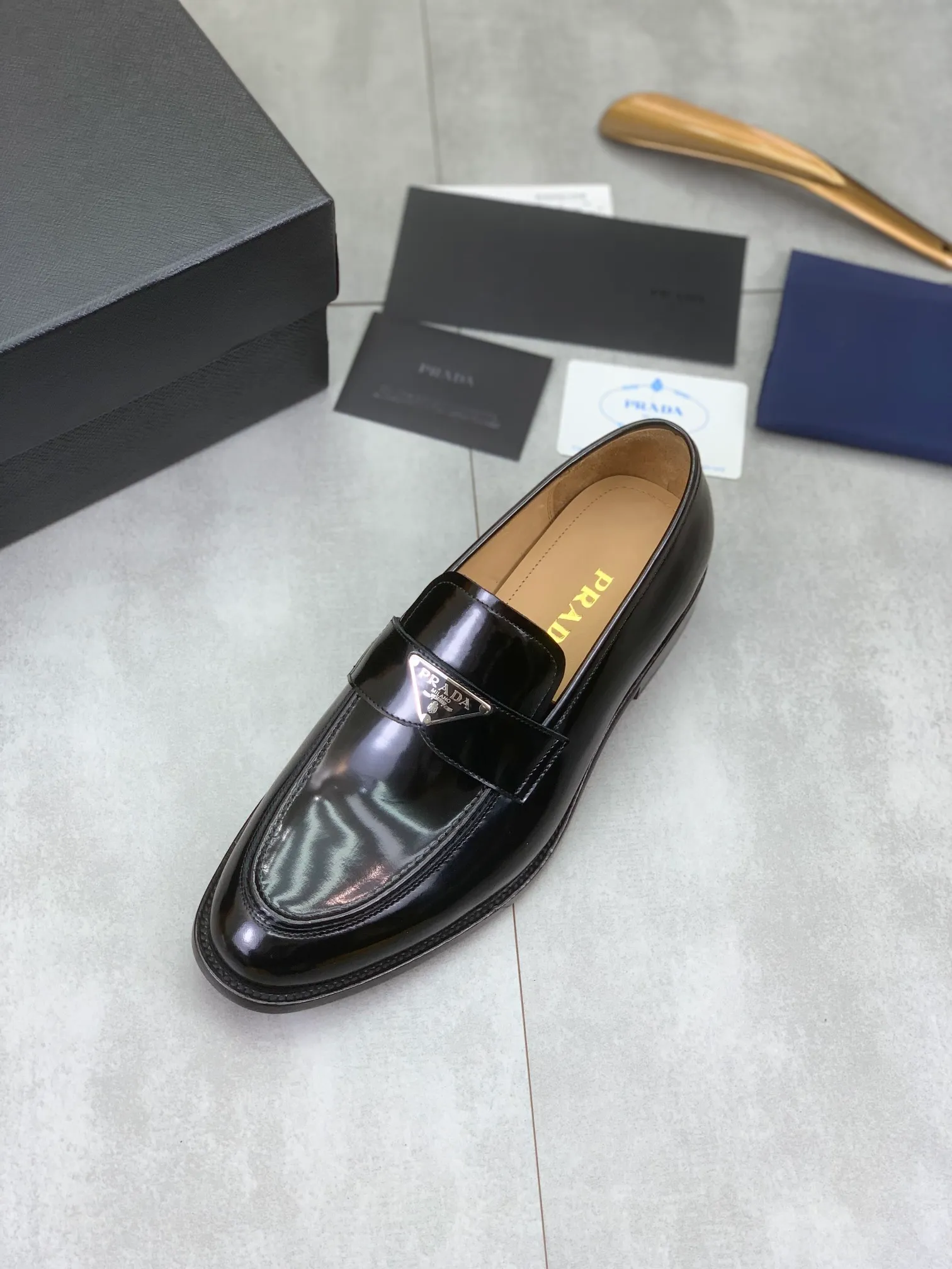 Factory price P920 💰 (high-grade genuine leather outsole) original quality, top version 🔱 ＰＲＡＤＡPrada. Men's business casual leather shoes, top quality products. 1:1 shipment⬆️Luxurious and noble👞All imported original brand fabrics, just to create a more comfortable wearing experience. Upper: original comfortable open-edge beaded calfskin➕Top imported water-dyed full cow lining, original lightweight and comfortable high-grade genuine leather outsole✔️Number: 39-44 (38.45.46 can be customized)